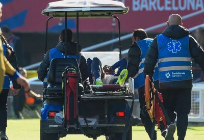 لاعب برشلونة يتعرض لأزمة صحية خطيرة.. "تقيأ دما"