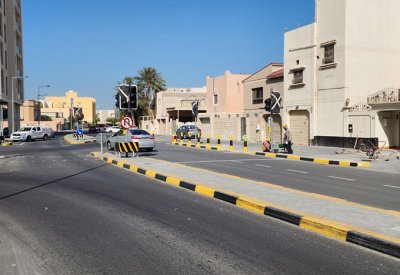 "الأشغال": تركيب إشارة ضوئية جديدة على تقاطع شارع 27 مع شارع 23 في سار