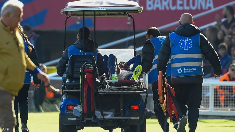 لاعب برشلونة يتعرض لأزمة صحية خطيرة.. "تقيأ دما"