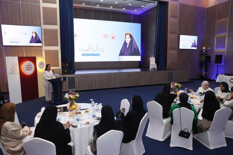 نادي الضباط يقيم احتفالية تعكس مكانة المرأة البحرينية كنموذج في العطاء والالتزام وأداء الواجب الوطني