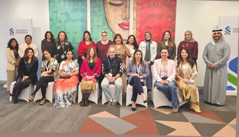 "ستاندرد تشارترد" يستضيف جلسة نقاشية للمشاركات في برنامج "المرأة والتكنولوجيا" بمناسبة يوم المرأة البحرينية