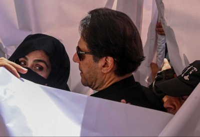 من هي بشرى بيبي زوجة عمران خان؟