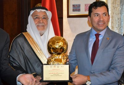 الياقوت يسلم الوسام الذهبي لمبادرة كرتنا ثقافتنا للدكتور أشرف صبحي وزير الرياضة في مصر  