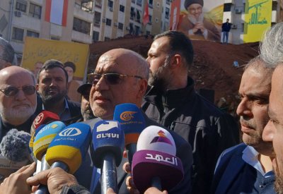 بالصور: أول ظهور علني لسفير إيران لدى لبنان بعد "إصابة البيجر"