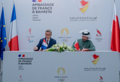 خالد بن حمد والسفير الفرنسي يوقعان “البرنامج التنفيذي”