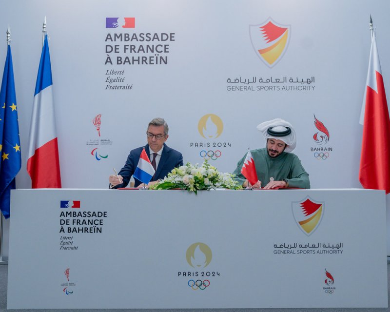 خالد بن حمد والسفير الفرنسي يوقعان “البرنامج التنفيذي”
