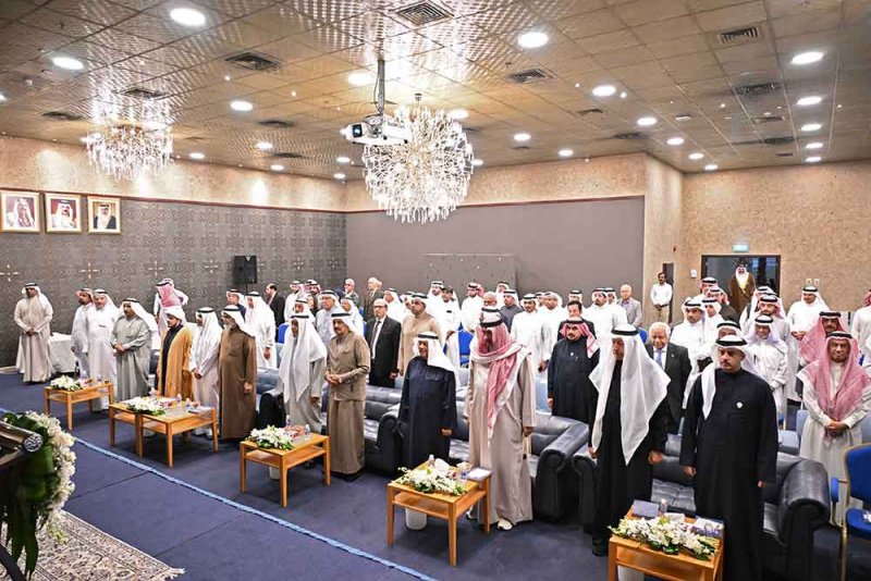 بالصور: تدشين كتاب درويش المناعي "مسيرة عطاء"