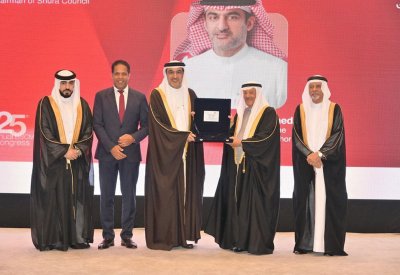 تكريم الرئيس التنفيذي لـ"الحكومة الإلكترونية" بجائزة أفضل رئيس تنفيذي