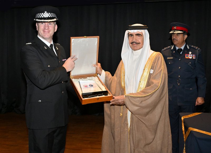 وزير الداخلية يشهد تخريج المشاركين في برنامج تأهيل وتدريب متخصصين في الأدلة الجنائية