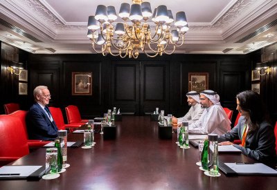 مدير عام العلاقات الثنائية بوزارة الخارجية يجتمع مع نائب الرئيس التنفيذي لمعهد دول الخليج العربية في واشنطن