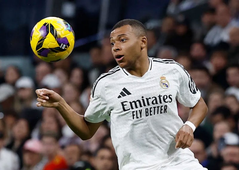 أسطورة ريال مدريد: "دكة البدلاء" تليق بمبابي
