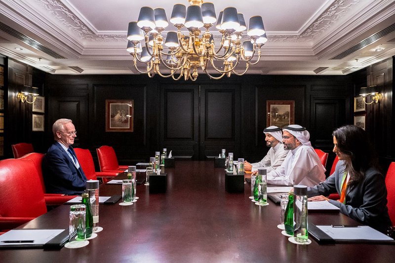 مدير عام العلاقات الثنائية بوزارة الخارجية يجتمع مع نائب الرئيس التنفيذي لمعهد دول الخليج العربية في واشنطن
