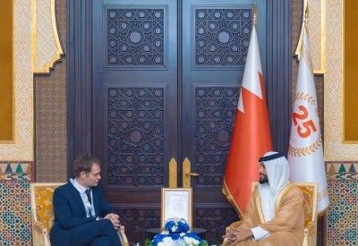 ناصر بن حمد يشيد  بالتنسيق العسكري مع بريطانيا