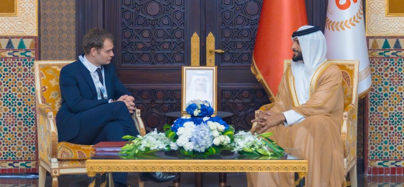 ناصر بن حمد يشيد  بالتنسيق العسكري مع بريطانيا