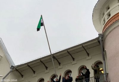 رفع العلم الجديد فوق سفارة سوريا في موسكو