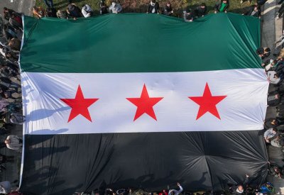 قصة العلم السوري الجديد.. لماذا ظهر اللون الأخضر؟
