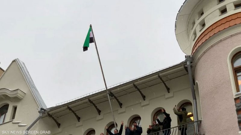 رفع العلم الجديد فوق سفارة سوريا في موسكو