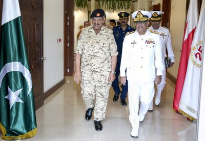 القائد العام لقوة دفاع البحرين يستقبل رئيس هيئة الأركان للقوات البحرية الباكستانية