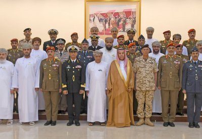وزير شؤون الدفاع يستقبل وفداً من أكاديمية الدراسات الاستراتيجية والدفاع العمانية