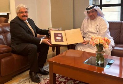 رئيس الجامعة الملكية للبنات  يتسلم نسخة من كتاب ( جمال الكلمة جمال ) ويشيد بدور المؤلف
