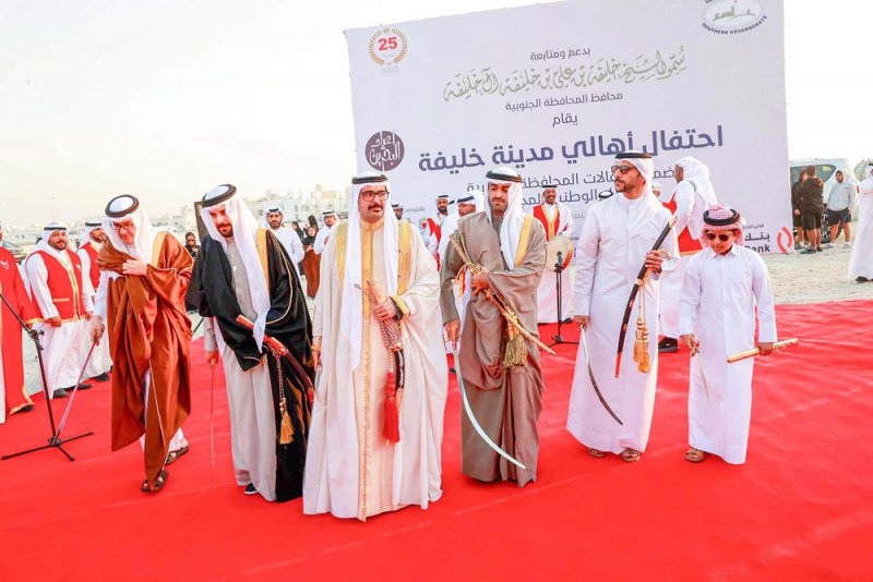 علم البحرين يرفرف بأيادي أطفال مدينة خليفة