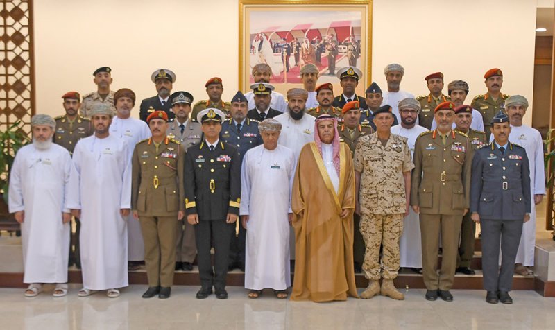 وزير شؤون الدفاع يستقبل وفداً من أكاديمية الدراسات الاستراتيجية والدفاع العمانية