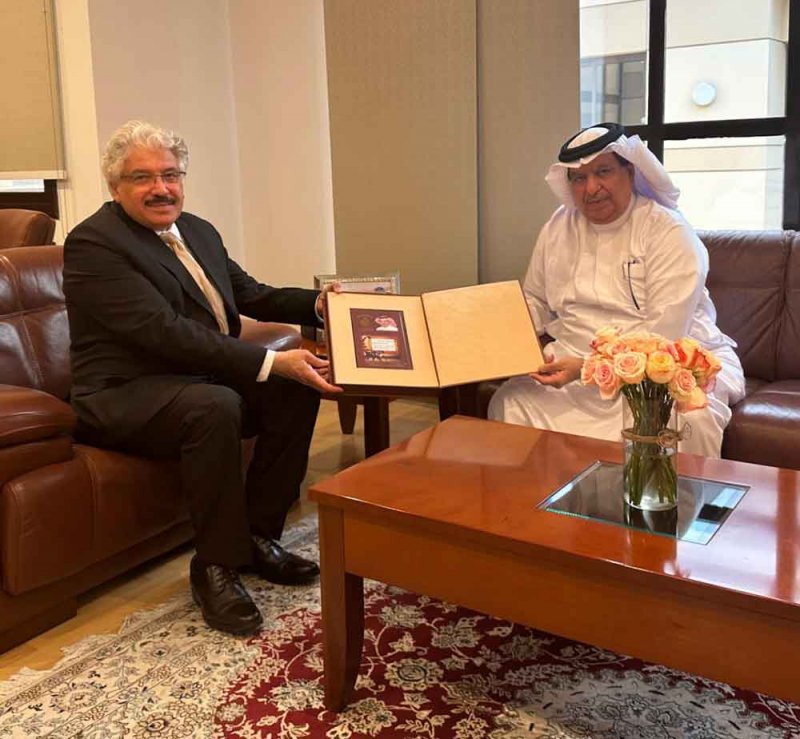 رئيس الجامعة الملكية للبنات  يتسلم نسخة من كتاب ( جمال الكلمة جمال ) ويشيد بدور المؤلف
