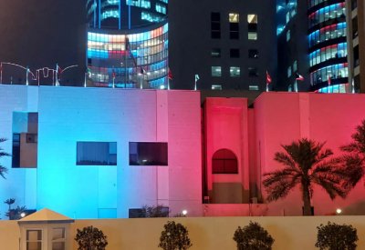 مبنى السفارة الكويتية يزدان بالأحمر والأبيض