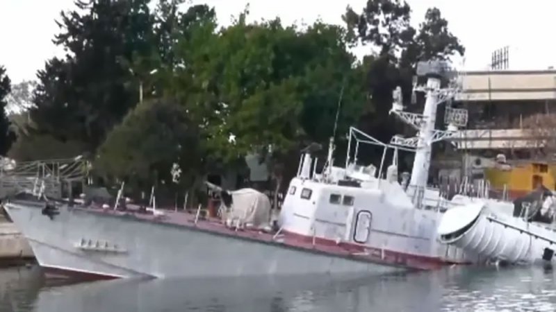 صور تظهر سفناً حربية سورية غارقة بميناء اللاذقية بعد الاستهداف الإسرائيلي