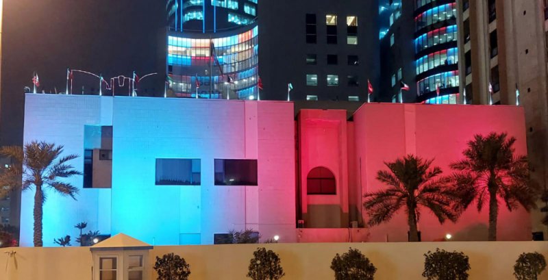 مبنى السفارة الكويتية يزدان بالأحمر والأبيض