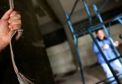 محررون من سجون الأسد يعودون إليها من جديد.. ما القصة؟