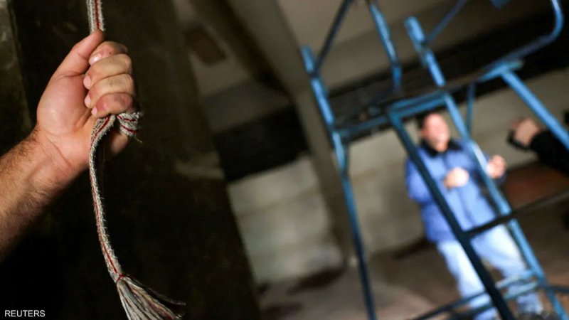 محررون من سجون الأسد يعودون إليها من جديد.. ما القصة؟