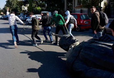 رفعت العلم الجديد.. واشنطن تدعو مواطنيها لمغادرة سوريا