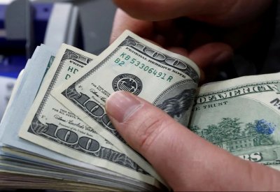 الدولار يحوم قرب أعلى مستوى في 3 أسابيع قبل اجتماع الفيدرالي