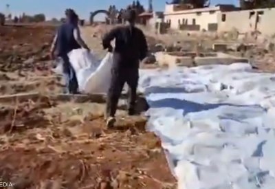 بالفيديو.. انتشال 34 جثة من مقبرة جماعية بريف درعا