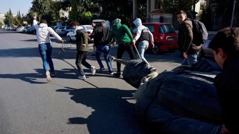 رفعت العلم الجديد.. واشنطن تدعو مواطنيها لمغادرة سوريا