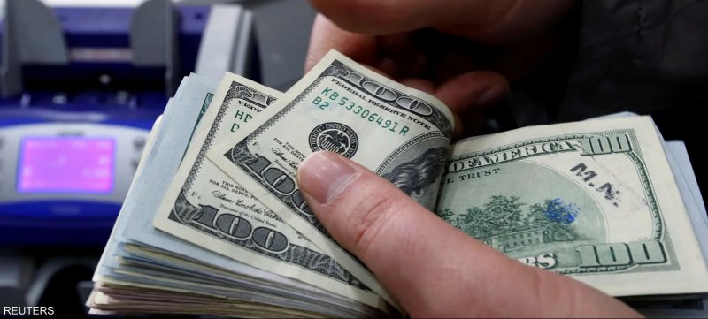 الدولار يحوم قرب أعلى مستوى في 3 أسابيع قبل اجتماع الفيدرالي