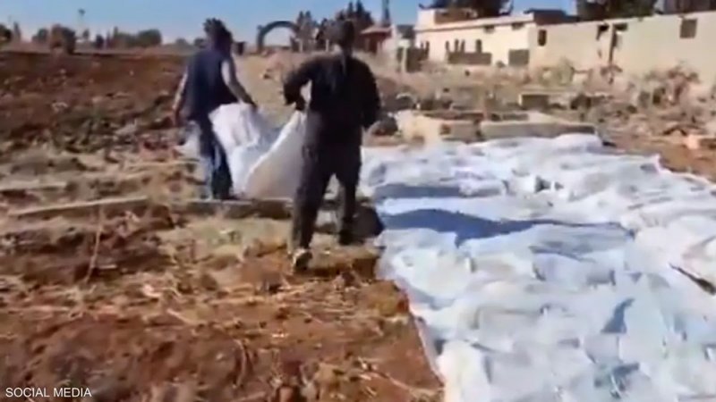 بالفيديو.. انتشال 34 جثة من مقبرة جماعية بريف درعا