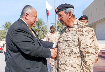 القائد العام لقوة دفاع البحرين يستقبل وزير البحرية الامريكية