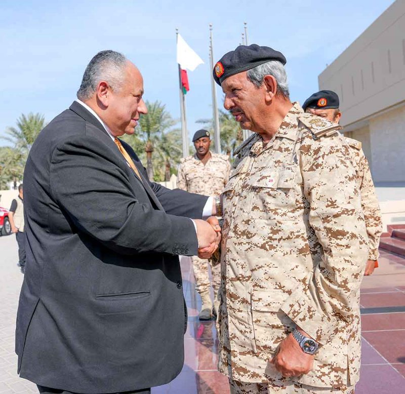 القائد العام لقوة دفاع البحرين يستقبل وزير البحرية الامريكية