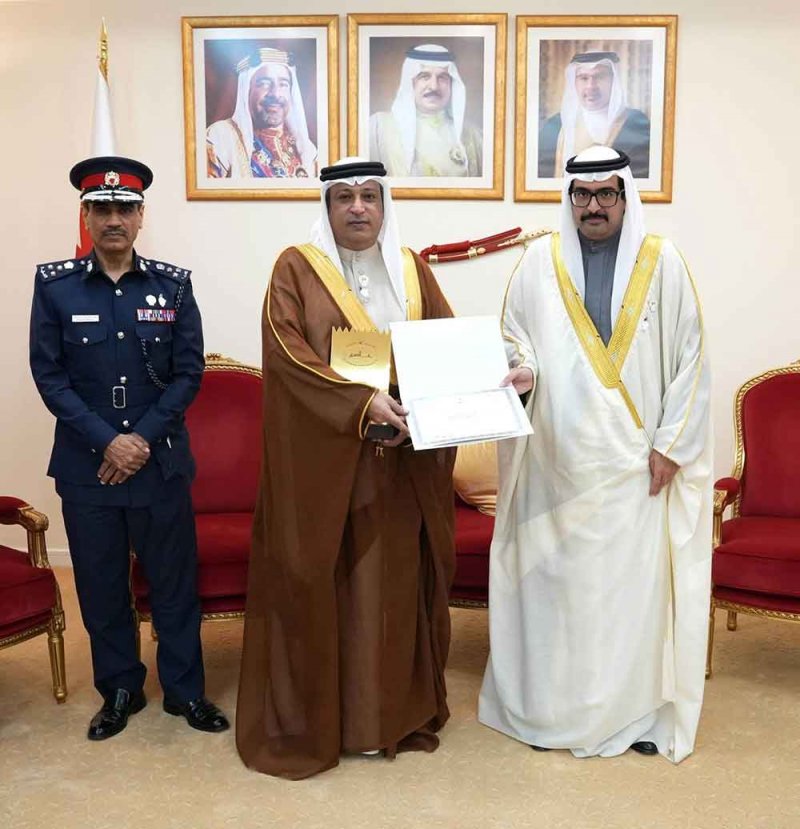 سمو محافظ الجنوبية يكرم عدداً من الادارات الأمنية بمناسبة يوم شرطة البحرين