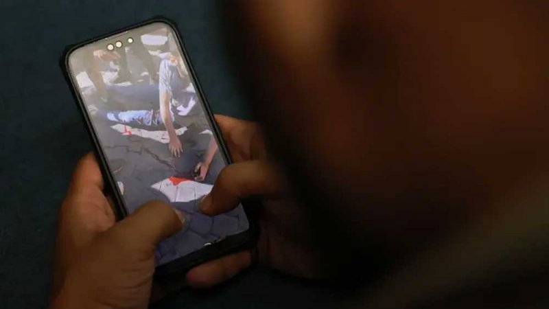 عميل بالموساد يظهرملثماً.. ويكشف جديداً عن تفجيرات البيجر