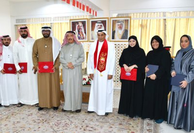 محافظ المحرق يكرم عدد من الموظفين المتميزين بالمحافظة