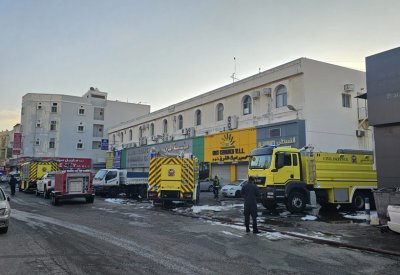 الدفاع المدني ينقذ 9 أشخاص ويخمد حريقا في مستودعات لمواد البناء بمنطقة النعيم
