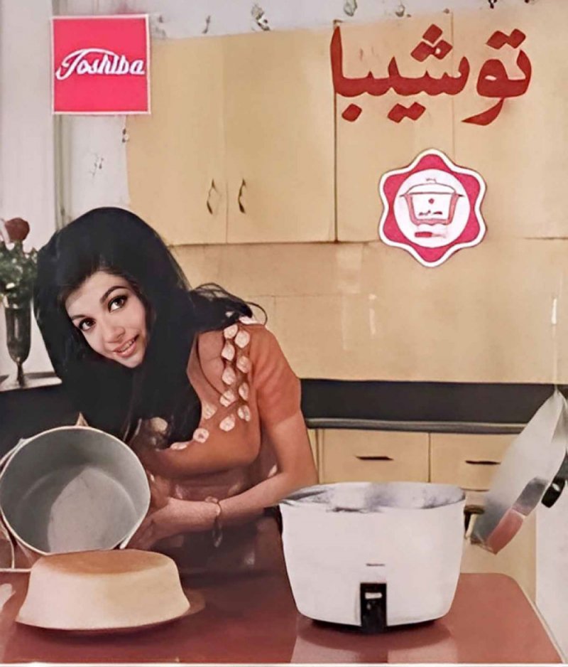 إعلانات واجهات المتاجر والجدران تغري البحرينيين بالجملة والمفرد