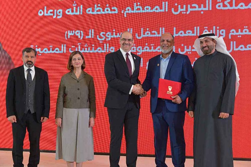 تكريم شركة إبراهيم خليل كانو في حفل وزارة العمل السنوي
