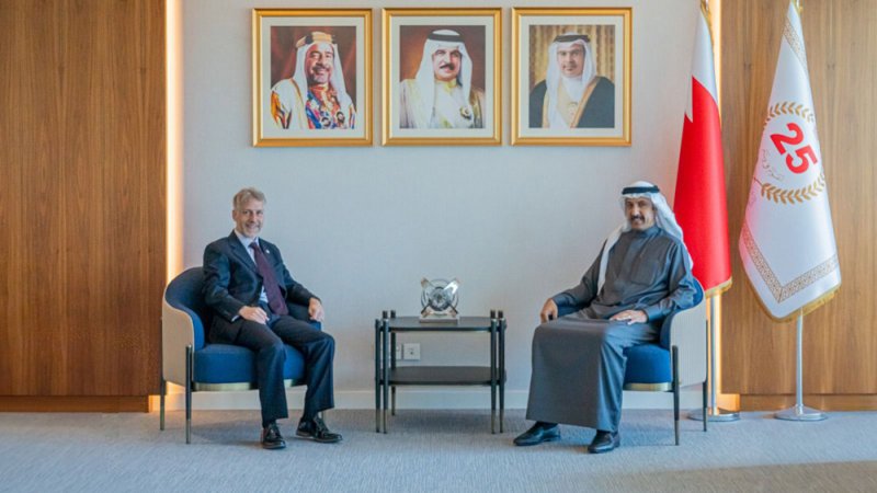 وزير "المواصلات" يستقبل سفير المملكة المتحدة لدى  البحرين