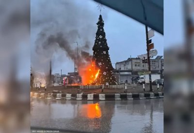 مسلحون ملثمون يضرمون النار في شجرة الميلاد بحماة