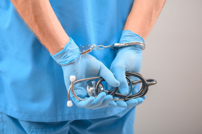 الحبس والإبعاد لمتهم آسيوي زاول مهنة الطب البشري بدون ترخيص