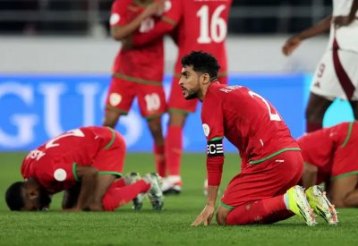 الصبحي يقود عمان إلى فوز مثير على قطر